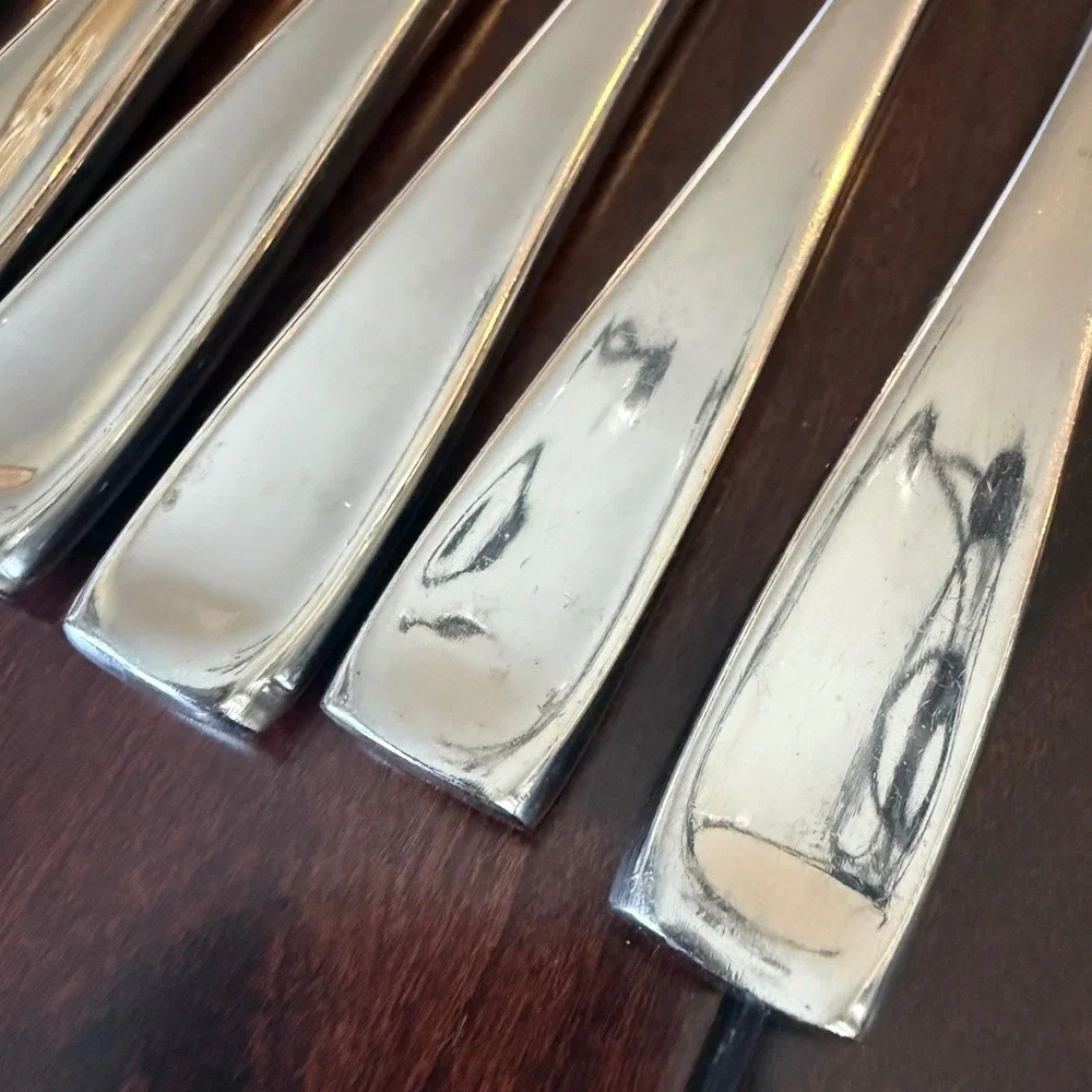 Oneida Moda Glossy Stainless Steel 18/10 6 Dinner Knives Serrated Flatware 9.25